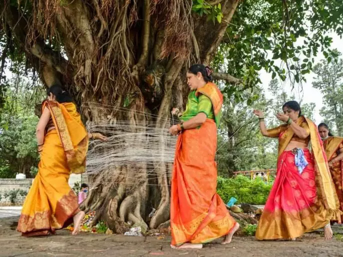 Vat Amavasya Pooja: सुहागिनों ने की पति के दीर्घायु की कामना, की पव‍ित्र बरगद वृक्ष की परिक्रमा