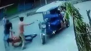 संवेदनहीनता: ई-रिक्शा चालक ने बेसुध युवक को बीच सड़क पर फेंका हुई मौत, वीडियो वायरल