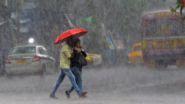 UP Weather Update: यूपी में मानसून इस दिन देगा दस्तक, 19 जिलों में भारी बारिश का अलर्ट