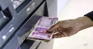 Rs 2000 in ATM: दो साल बाद... एटीएम से निकले गुलाबी नोट, भड़के ग्राहक बोले- अब बदलवाने के लिए लाइन लगाएं