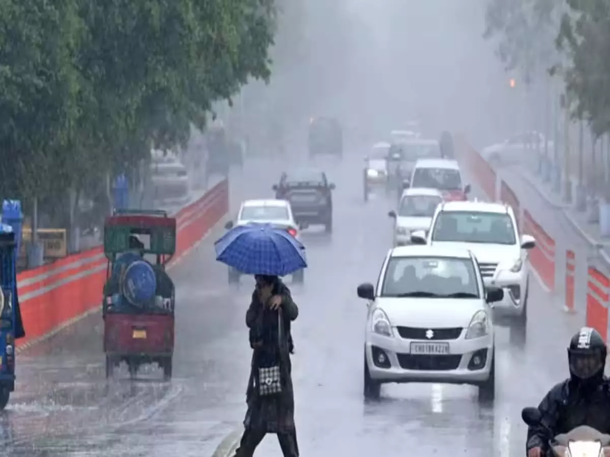 UP Weather Update: यूपी के इन इलाकों में बारिश के साथ ओले गिरने की संभावना, चलेंगी तेज हवाएं, जानिए आज मौसम का हाल