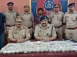 UP News: वाराणसी में पंडित दीनदयाल स्टेशन पर शख्स के पास से मिले 53 लाख से ज्यादा रुपये, जा रहा था पश्चिम बंगाल