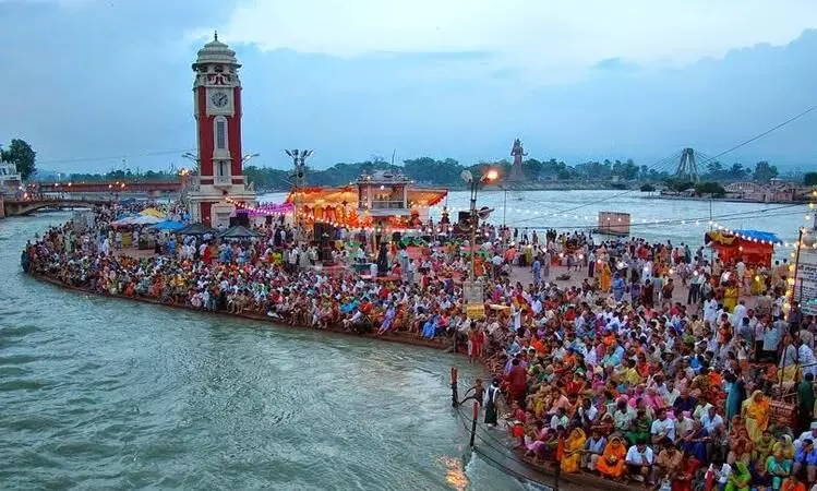 हरिद्वार में स्नान करने के लिए देश भर से पहुंचे श्रद्धालुओं ने गंगा में आस्था की डुबकी लगाई