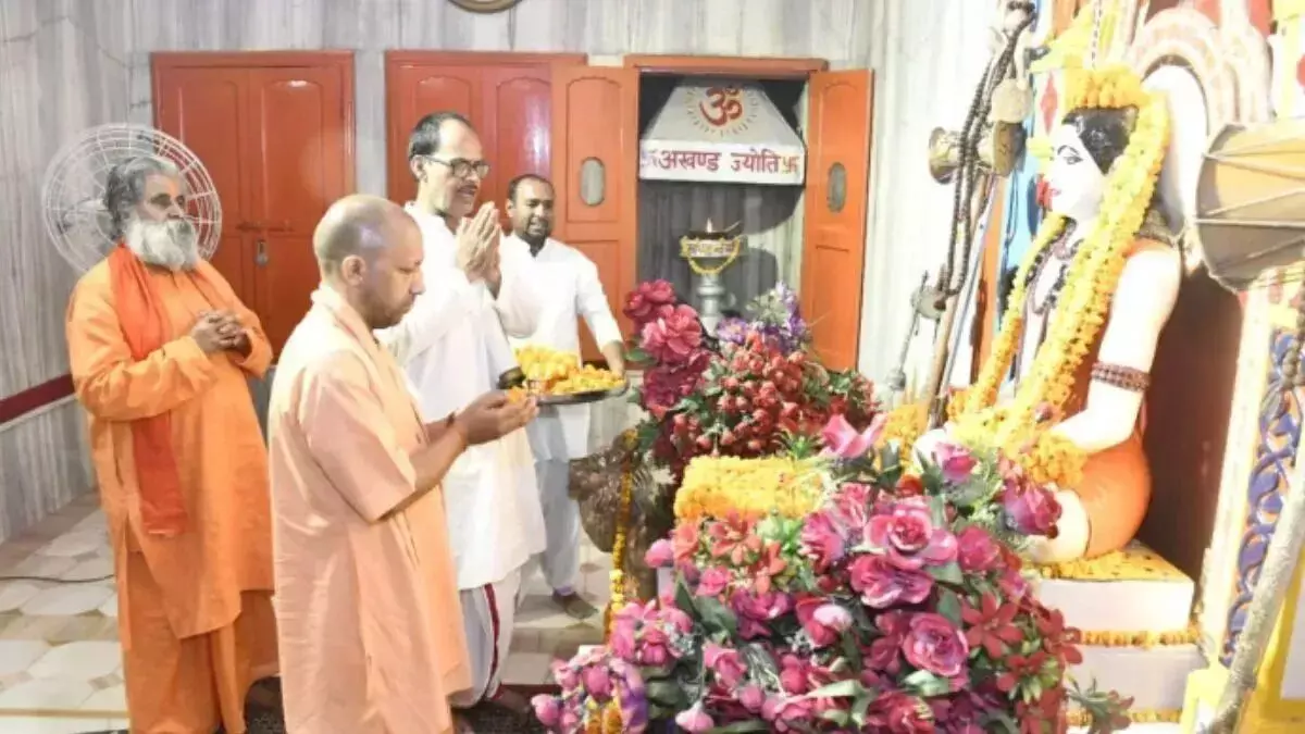 CM Yogi Visit: तीन दिवसीय दौरे पर गोरखपुर पहुंचे मुख्यमंत्री योगी आदित्यनाथ ने गुरु के चरणों में शीश नवाया