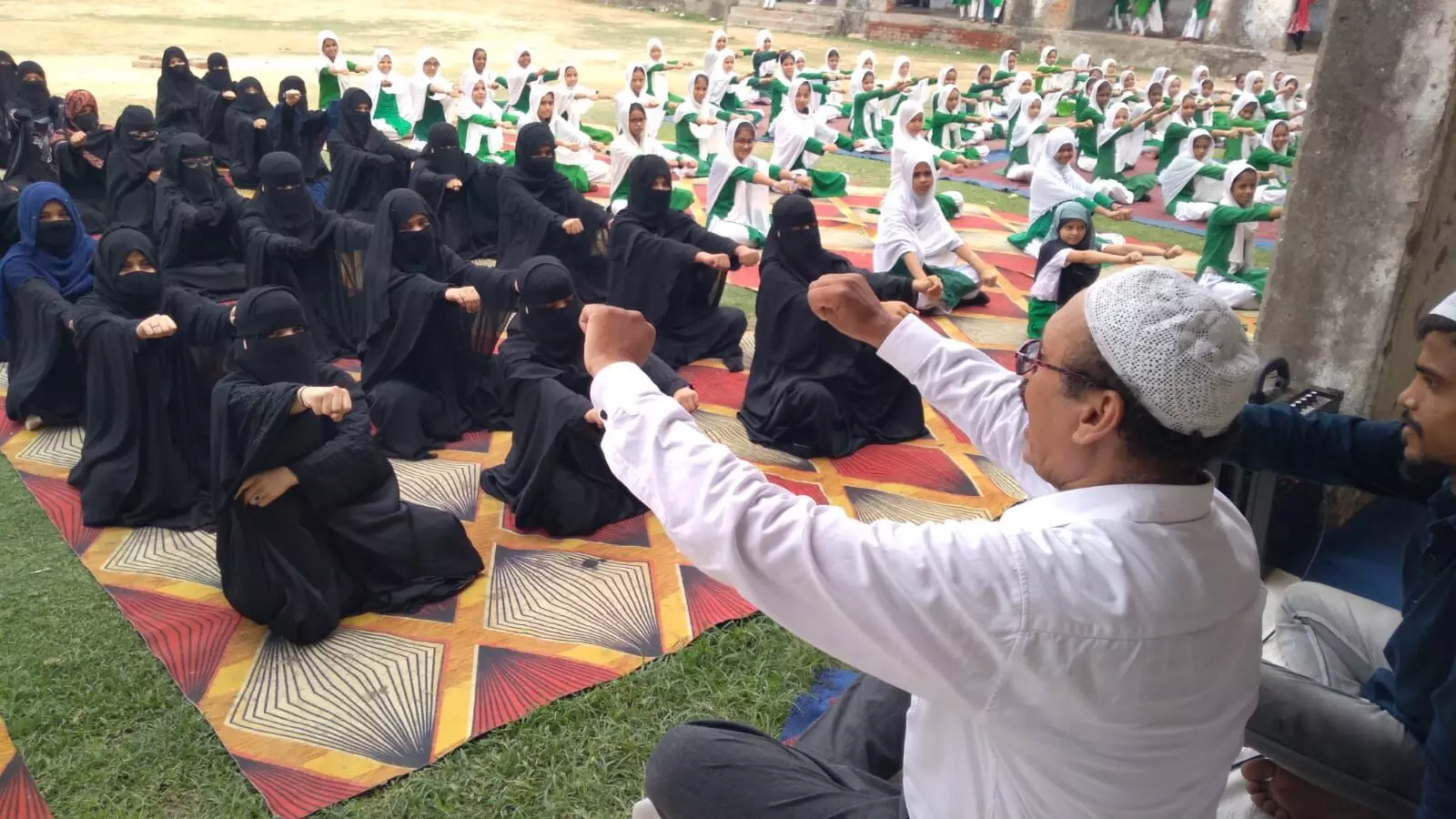 International Yoga Day 2023 : योग दिवस पर वाराणसी के मदरसों में सैकड़ों छात्राओं ने किया योगाभ्यास