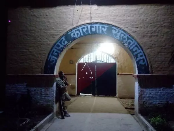 Sultanpur Hindi News: फंदे पर झूलते मिले बंदी, जेल प्रशासन में हड़कंप