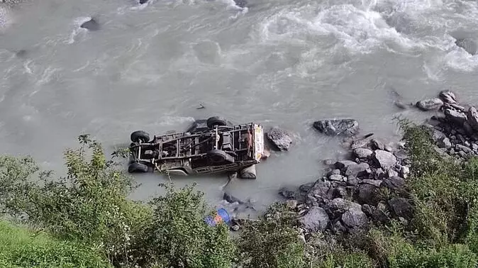 चमोली: नंदानगर-सीटेल मोटर मार्ग पर हादसा, अनियंत्रित पिकअप वाहन नंदाकिनी नदी में गिरा, चालक की मौत