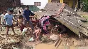 Dehradun: विकासनगर में बारिश का कहर, घर के अंदर सो रहा था परिवार, तभी आया सैलाब और भरभराकर गिर गया मकान