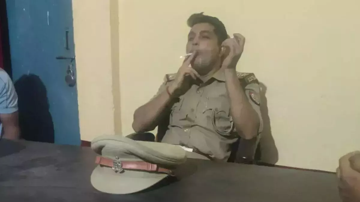 Aligarh News: चौकी में सिगरेट के छल्ले उड़ाते नजर आए प्रभारी, वायरल तस्वीर SSP तक पहुंच गई और फंस गई