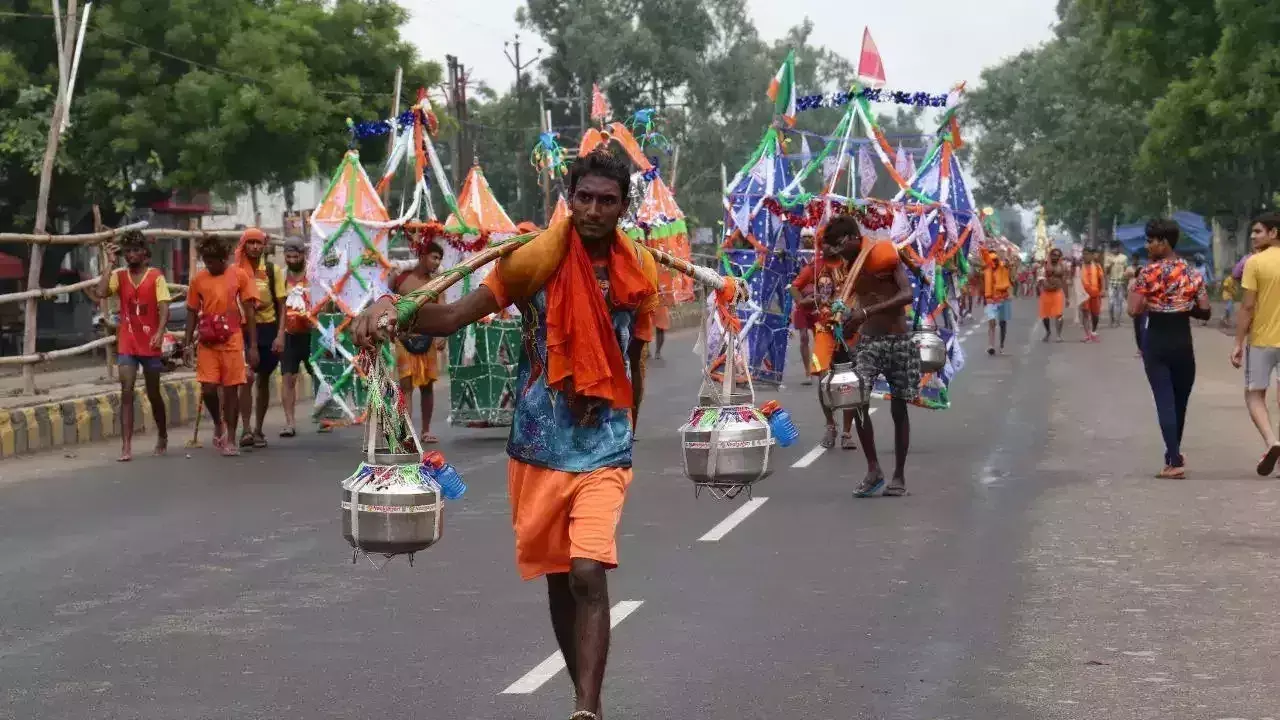 कांवड़ धार्मिक यात्रा, न लहराएं तिरंगे, न बजाएं फिल्मी गाने..., हिंदू महासभा ने दिए नए दिशानिर्देश