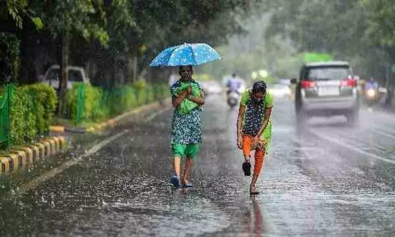 दिल्ली-एनसीआर में झमाझम बारिश का सिलसिला जारी, आसमान में छाए घने बादल