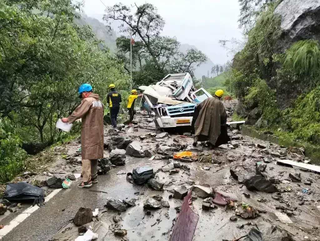 गंगोत्री हाईवे: भारी बारिश के बाद गंगनानी के पास भूस्खलन, मलबे में दबी यात्रियों की तीन गाड़ियां, चार की मौत