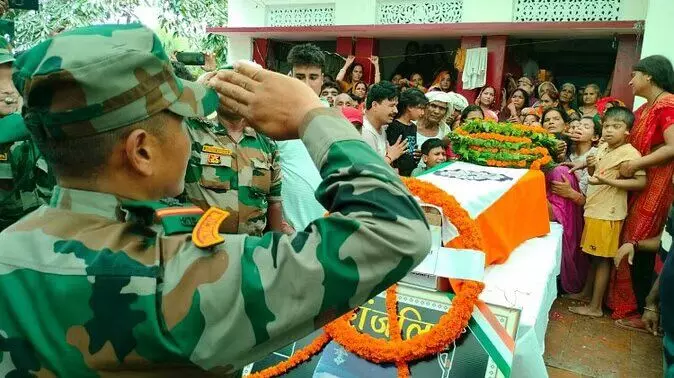 गाजीपुर -- आर्मी के जवान का पार्थिव शरीर घर पहुंचा, अंतिम दर्शन को उमड़ पड़े लोग, ड्यूटी के दौरान हुई थी मौत