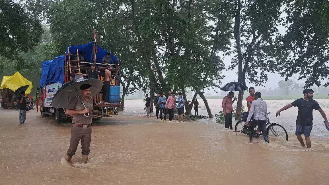 खानपुर में बाढ़, खेत बने नदी , पानी में फंसी महिला को बचाया