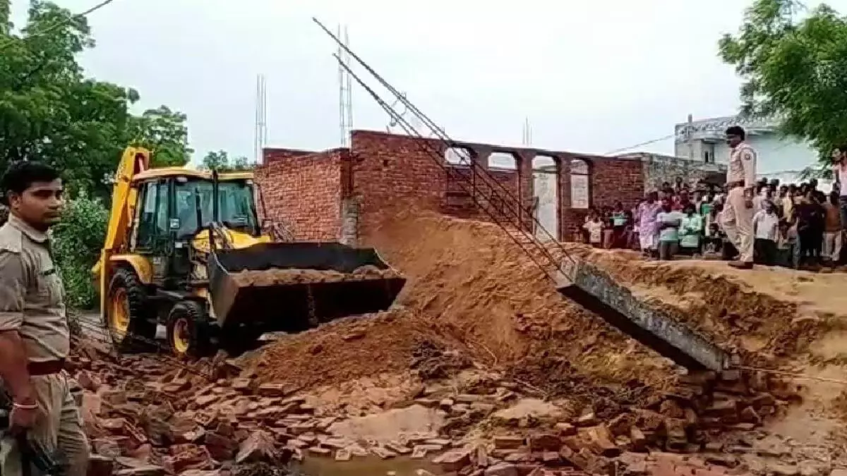 Aligarh News: बारिश में ढहा दो मंजिला मकान, महिला पार्षद और जीएम में भिड़ंत; दोनों पक्षों की ओर से मुकदमा दर्ज