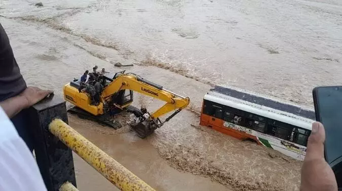 बड़ा हादसा टला: नदी की उफनती धारा में फंसी थी रोडवेज बस, जेसीबी से 70 यात्रियों को सुरक्षित निकाला गया