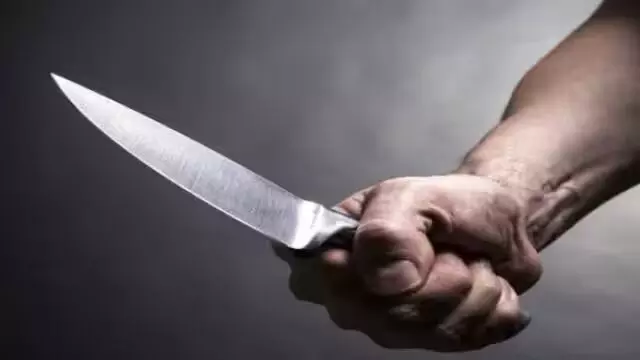देहरादून: युवक ने बातचीत करने के लिए बुलाया, झगड़ा हुआ तो युवती पर चाकू से हमला कर दिया; फिर अपनी नस काटना शुरू कर दिया