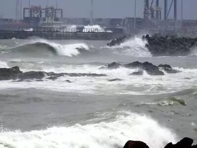 बंगाल की खाड़ी में फिर पनप रहा चक्रवाती तूफान, इन 12 राज्‍यों के लिए जारी हुआ भारी बारिश का अलर्ट