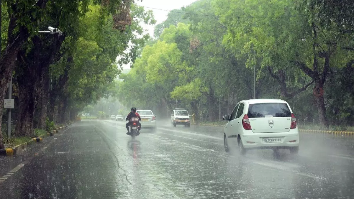 मूसलाधार बारिस से सड़के बनी तालाब ,नॉएडा समेत ग्रेटर नॉएडा के स्कूल आज रहेंगे बंद