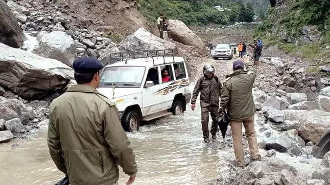 बद्रीनाथ हाईवे: मुसीबतों का पहाड़, लामबगड़ में 20 मीटर हिस्सा बहा, दस घंटे तक फंसे रहे यात्री, तस्वीरें