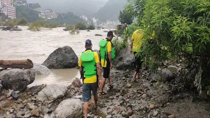 ऋषिकेश: मस्तराम घाट पर नहाते समय गुजरात का एक यात्री गंगा की तेज धारा में डूबा, तलाश में जुटी SDRF