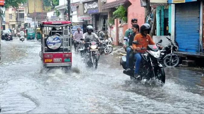 गोरखपुर का हाल: ढाई घंटे की बारिश में कई मोहल्लों के घरों में घुसा पानी, लोगों को उठानी पड़ी मुसीबत