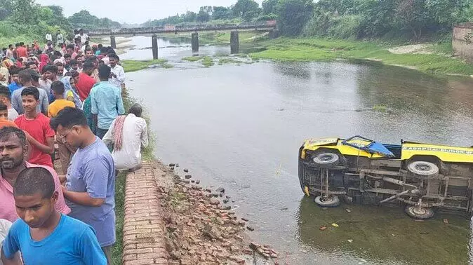 बिजनौर में बड़ा हादसा: नहर में गिरी स्कूल बस, मची चीख-पुकार, एक छात्र की मौत, 12 से ज्यादा छात्र घायल