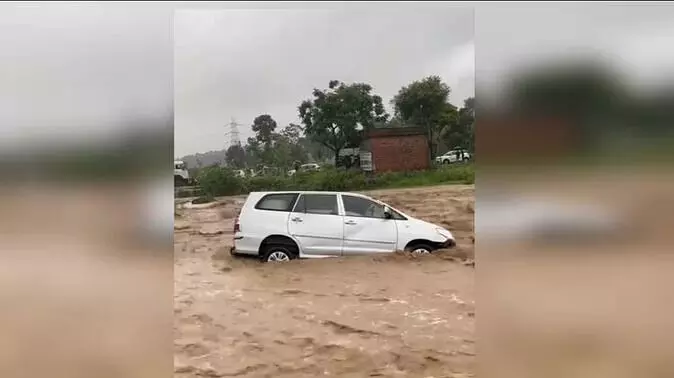 देहरादून: उफान पर आया बरसाती नाला, तेज बहाव में बह गई इनोवा, पांच लोग थे सवार, ऐसे बची जान....