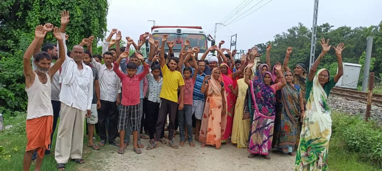 आजमगढ_ग्रामवासियों ने रेलवे दोहरीकरण के काम को रोककर विरोध प्रदर्शन करते हुए