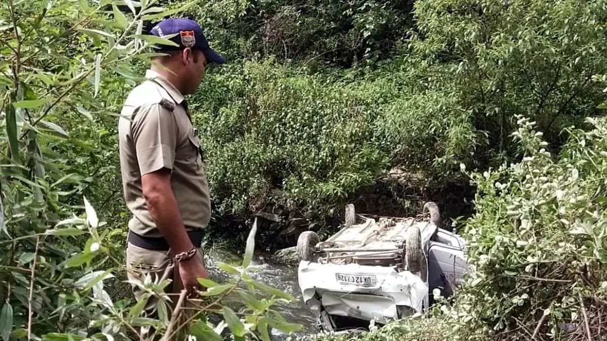 पौडी गढ़वाल: जोगीमढ़ी-बीरोंखाल मार्ग पर कार दुर्घटना में एक की मौत दो घायल; लोग बजरे की तरफ जा रहे थे