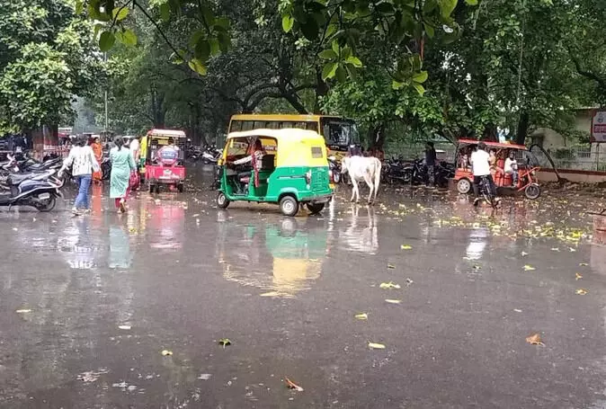 मौसम अपडेट: वाराणसी में हल्की बारिश के बाद बदला मौसम, सुबह से आसमान में छाए बादल