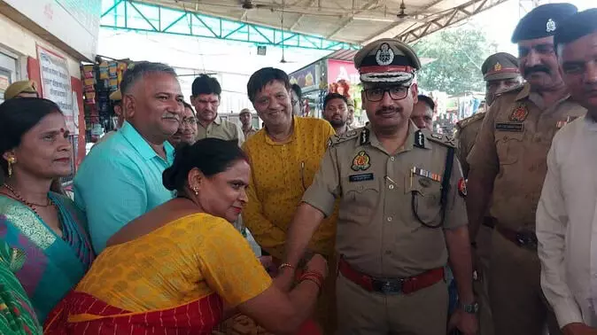 कानपुर: पुलिस कमिश्नर और ड्राइवर-कंडक्टरों को बांधी राखी, अधिकारी बोले- खुशी से कर सकते हैं अपनी ड्यूटी