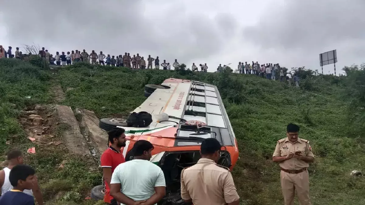 वाराणसी समाचार: वाराणसी में रोडवेज बस अनियंत्रित होकर गहरी खाई में पलट गई, 12 से ज्यादा यात्री घायल हो गए