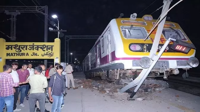 Train Accident: मथुरा जंक्शन पर चंद सेकंड रुकने के बाद अचानक से तेजी से चल पड़ी EMU, प्लेटफॉर्म पर चढ़ी ट्रेन