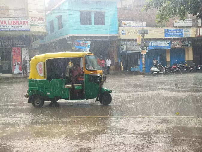 वाराणसी में बरसे बदरा: कई इलाकों में झमाझम बारिश, बदलते मौसम के साथ काशी में कोहरे की एंट्री