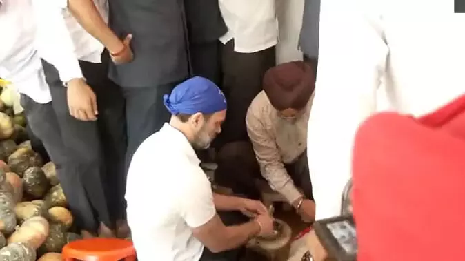 Rahul Gandhi in Amritsar: राहुल गांधी दूसरे दिन भी स्वर्ण मंदिर में नतमस्तक, लंगर में निभाई सेवा