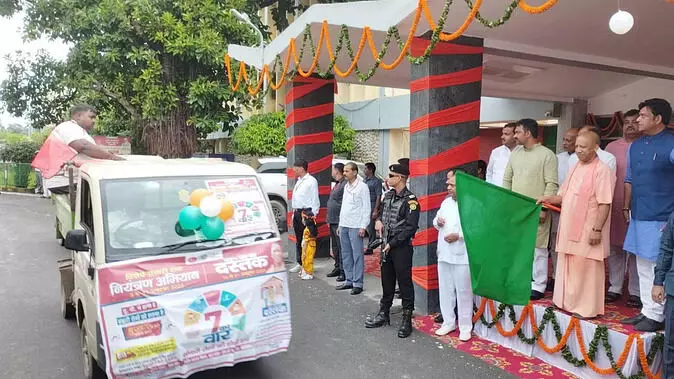 गोरखपुर: सीएम योगी ने संचारी रोग नियंत्रण अभियान का किया शुभारंभ, हरी झंडी दिखाकर रैली को किया रवाना