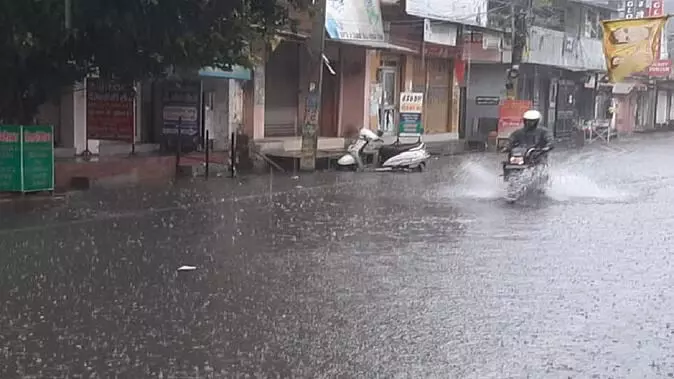 Uttarakhand Weather: राजधानी सहित प्रदेश के कई जिलों में झमाझम बारिश, बदले मौसम ने लोगों को कराया ठंड का अहसास