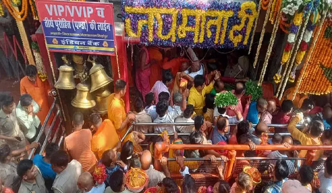 Navratri 2023: विंध्याचल में दूसरे दिन मां ब्रह्मचारिणी की पूजा, उमड़ा भक्तों का सैलाब, लगी लंबी कतार