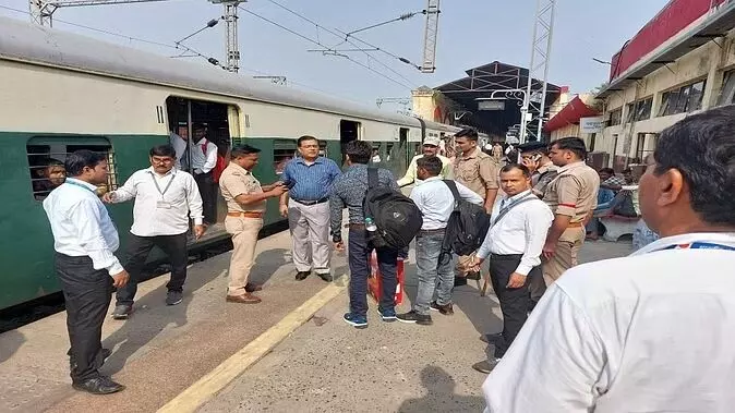 Aligarh: ट्रेन में बिना टिकट पकड़े 502 यात्री, 3.68 लाख रुपये का जुर्माना वसूला