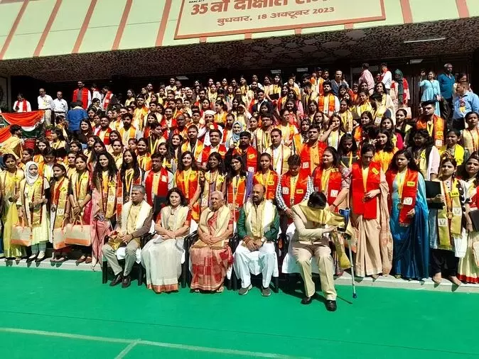 CCSU Convocation: राज्यपाल आनंदीबेन बोलीं- घर जाकर मां के गले में पहनाएं मेडल, दहेज मांगने वालों को कहा भिखारी