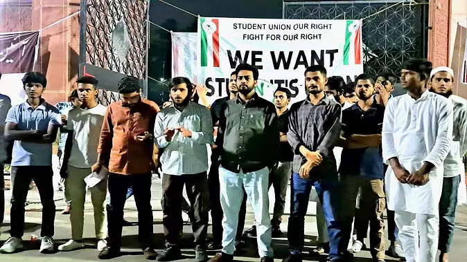 AMU Student Union: छात्रों ने वीसी आवास घेरा, 48 घंटे का अल्टीमेटम, नहीं तो होगी भूख हड़ताल