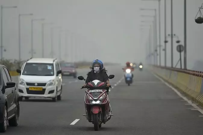 Delhi Air Pollution: दिल्ली की जहरीली हवा में मामूली सुधार, जानिए दशहरा के बाद कितना रहा एक्यूआई