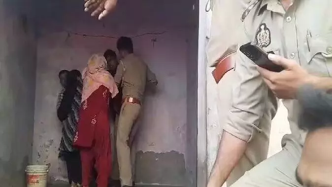 Aligarh: मीट के अवशेष खुले में फेंकने पर दो पक्षों में हाथापाई, पुलिस के सामने धक्का-मुक्की, मुकदमा दर्ज