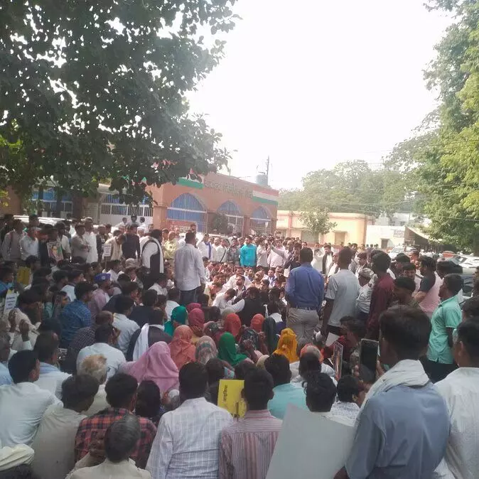 Meerut: इंद्रशेखर हत्याकांड को लेकर भीम आर्मी का धरना-प्रदर्शन, की एक करोड़ के मुआवजे की मांग