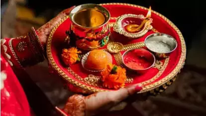 Karwa chauth: करवाचौथ मनाने का अपना-अपना अंदाज, कहीं सास देती हैं सरगी; कहीं नमकीन मट्ठी से देखा जाता है चांद