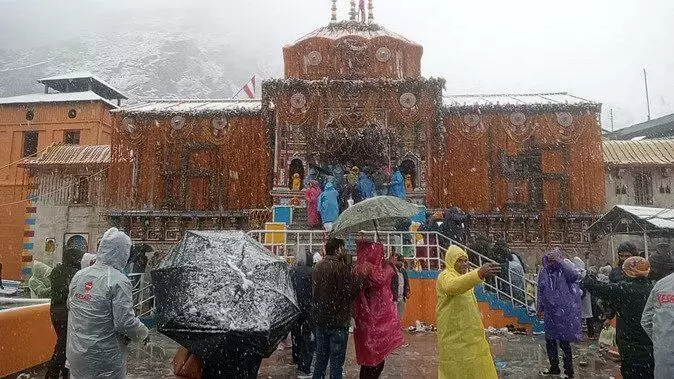 Uttarakhand Weather: दोपहर बाद बदला मौसम, बदरीनाथ धाम में बर्फबारी, यमुनोत्री में बारिश की वजह से बढ़ी ठंड