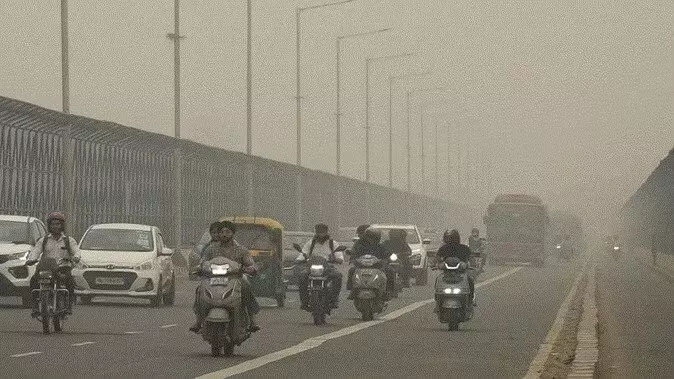 Air Pollution: गैस चैंबर बनी दिल्ली, आसमान में छाई जहरीले धुएं की हवा; नोएडा में भी हवा की हालत गंभीर