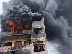 Delhi Fire News: बवाना में फैक्टरी में लगी भीषण आग, दमकलकर्मी मौके पर पहुंचे; पूरे इलाके में भगदड़