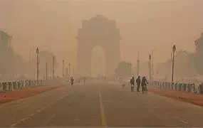 Delhi AQI Today: सीएम केजरीवाल ने बुलाई उच्च स्तरीय बैठक, और बढ़ी पाबंदियां; जानें दिल्ली-एनसीआर का एक्यूआई